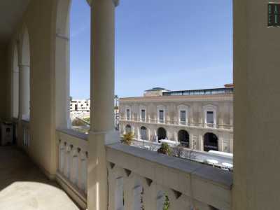 Grazie alla disponibilit� del gruppo immobiliare Andidero, proprietario dell�edificio che qui ha i suoi uffici, riusciamo a visitare la caratteristica loggia ad archetti del primo piano